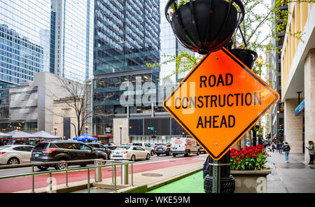 Chicago, Illinois, USA. 9 maggio 2019: lavori stradali. La costruzione di strade in anticipo il testo, strada segno di avvertimento di colore arancione nel centro della città Foto Stock