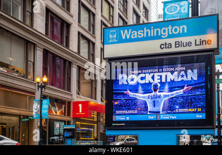 Chicago, Illinois, USA. 9 maggio 2019: scheda elettronica alla fermata dei mezzi di trasporto, citycenter highrise edifici sullo sfondo. Foto Stock