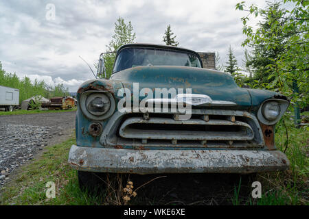 Vecchia auto, Chevrolet, in McCarthy, Alaska, Stati Uniti. Autowrack in McCarthy, Alaska, STATI UNITI D'AMERICA Foto Stock