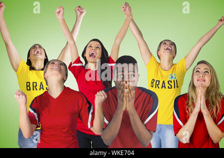 Immagine composita di tifosi contro il bollino verde Foto Stock