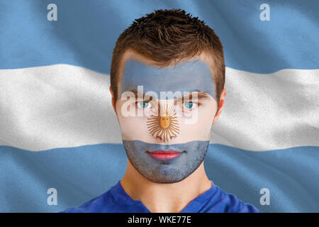 Immagine composita di gravi giovani argentina ventola con facepaint contro bandiera argentina Foto Stock