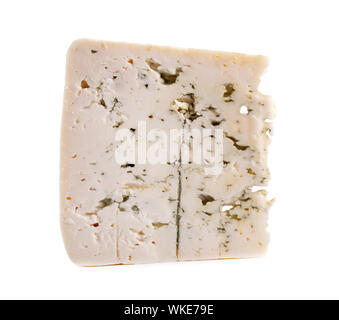 Formaggio blu isolato su sfondo bianco. Formaggio fresco con stampo blu. Percorso di clipping. Foto Stock