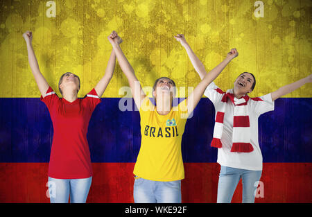 Immagine composita di vari appassionati di calcio contro la Colombia bandiera in effetto grunge Foto Stock