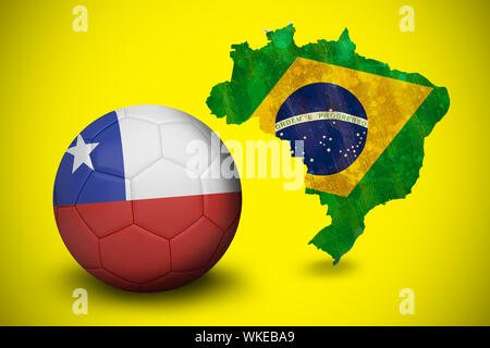 Il calcio in Cile colori verde contro il Brasile delineare con bandiera su giallo Foto Stock