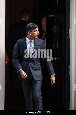 Downing Street, Londra, Regno Unito. 4th settembre 2019. Rishi Sunak, Segretario Generale del Tesoro, lascia 10 Downing Street dopo una riunione settimanale del gabinetto. Credito: Malcolm Park/Alamy Live News. Foto Stock