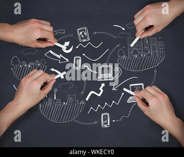 Immagine composita di più le mani la scrittura di brainstorming con chalk contro il nero Foto Stock