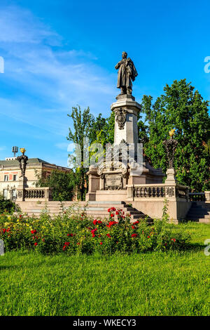 Varsavia, Polonia - 24 Giugno 2019: Monumento di grande poeta polacco Adam Mickiewicz Foto Stock