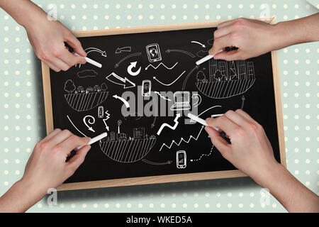 Immagine composita di più mani brainstorming di disegno con gesso contro di Blackboard Foto Stock
