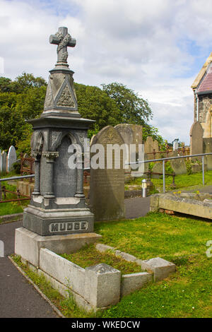 7 agosto 2019 un ornato e elaborare headstone in antico cimitero a Donaghadee chiesa parrocchiale di Irlanda cimitero in Irlanda del Nord Foto Stock