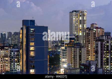 INDIA, Mumbai, grattacielo nel sobborgo Goregoan durante il crepuscolo, blu ora illuminata di windows, luci della città Foto Stock