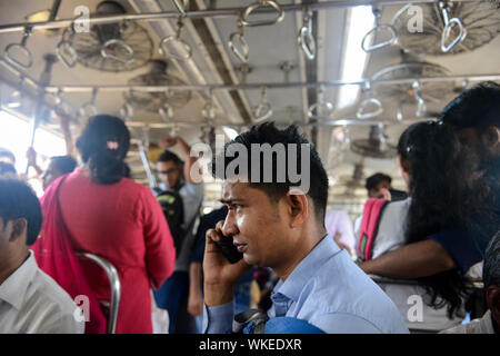 INDIA, Mumbai, all'interno del treno suburbano Western Railway WR, commuter viaggio tra suburbans e il centro della città Foto Stock