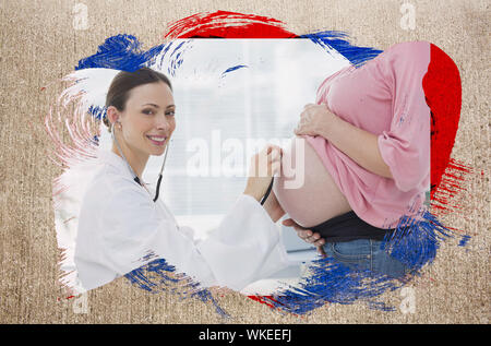 Immagine composita della donna in gravidanza al momento del check up con medico con nero rosso e blu vernice contro la superficie spiovente Foto Stock