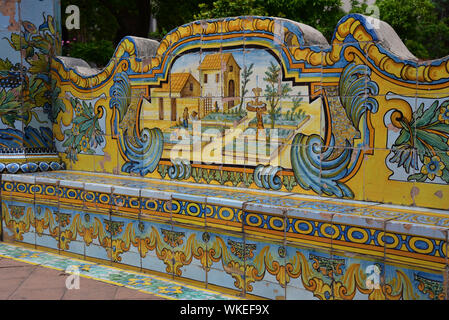 Sede chiostro decorato con piastrelle di maiolica dipinta da Donato e Giuseppe Massa, Santa Chiara, Spaccanapoli, Napoli, Italia, Europa. Foto Stock