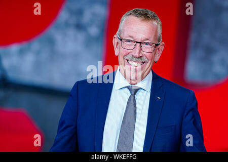 04 settembre 2019, Saarland, Saarbrücken: Karl-Heinz Brunner sorge nel foyer del Congresshalle. In serata il primo dei 23 DOCUP conferenze regionali avranno luogo a Saarbrücken. È circa la successione del dimissionario capo di partito Nahles. Foto: Uwe Anspach/dpa Foto Stock