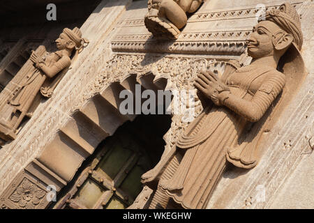 India, Madhya Pradesh, Maheshwar, statue su entrambi i lati di una porta al Ahilya Fort in Maheshwar. Foto Stock