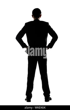 Silhouette di Asian business man standing, piena lunghezza ritratto isolato su bianco. Vista posteriore. Foto Stock