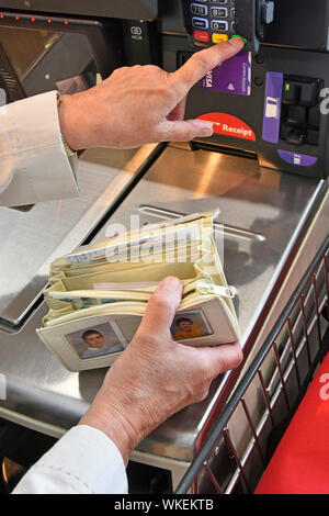 Aprire la borsetta detenute da donna per accedere a una carta di debito per pagare la spesa alimentare bill supermercato Tesco self service acquista fino a kids foto signor Londra Inghilterra REGNO UNITO Foto Stock