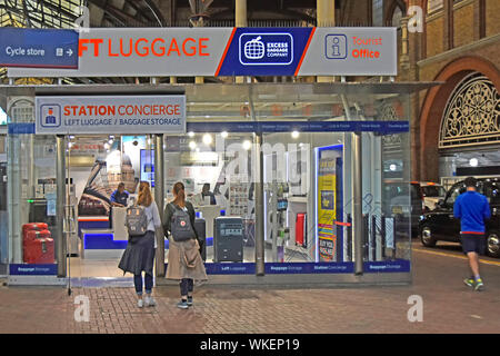 Deposito bagagli in stazione e di portineria ufficio turistico giovani viaggiatori il personale esterno a contatori stazione ferroviaria di Liverpool Street City di Londra Inghilterra REGNO UNITO Foto Stock