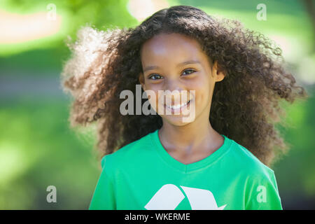 Su un soleggiato giovane attivista ambientale sorridente al giorno della fotocamera Foto Stock