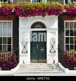 Numero 1 Bedford Square Georgian House con passaggi fino al nero coppia porta anteriore e colorata estate fiori di petunia Bloomsbury Camden Londra Inghilterra REGNO UNITO Foto Stock