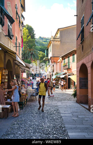 Portofino, Italia - 15 agosto 2019: Portofino strade, negozi di souvenir e villeggianti / riviera italiana Foto Stock