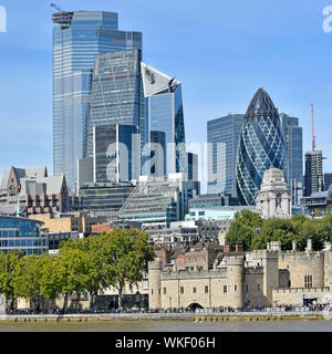 Torre di Londra sopraffatte da skyline & cityscape di grattacielo costruzione 2019 in city square mile business district Fiume Tamigi Inghilterra REGNO UNITO Foto Stock