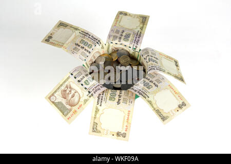 Indiano Five Hundred Rupee Note con mucchio di monete Foto Stock