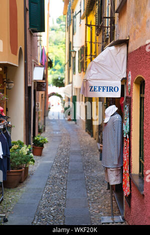 Portofino, Italia - 15 agosto 2019: Portofino strade, negozi di souvenir e villeggianti / riviera italiana Foto Stock
