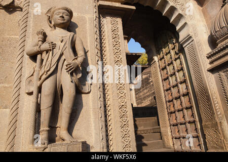 India, Madhya Pradesh, Maheshwar, statue sul lato di una porta al Ahilya Fort in Maheshwar. Foto Stock