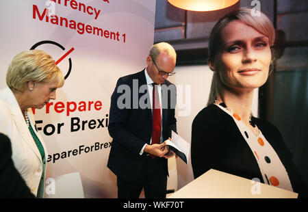 Il ministro per gli Affari Esteri Simon COVENEY e il ministro per gli affari Heather Humphreys con il lancio di "ottenere il vostro Business Brexit pronto - passi pratici' durante la campagna Enterprise Ireland's Mercati Internazionali settimana al RDS di Dublino. Foto di PA. Picture Data: Mercoledì 4 settembre 2019. Vedere PA storia politica Brexit Irlanda. Foto di credito dovrebbe leggere: Brian Lawless/PA FILO Foto Stock