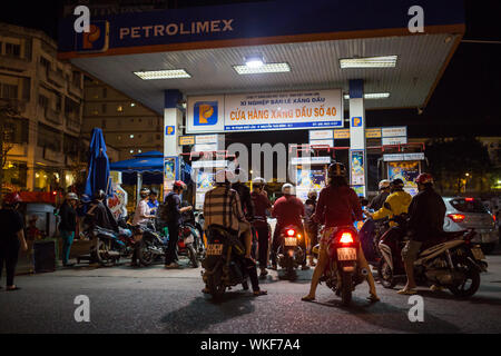 La città di HO CHI MINH, VIETNAM - 31 ottobre 2016: persone sulle strade di Ho Chi Minh City il 31 ottobre 2016, il Vietnam. Foto Stock