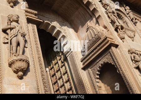 India, Madhya Pradesh, Maheshwar, statue e porta all'Ahilya Fort in Maheshwar. Foto Stock