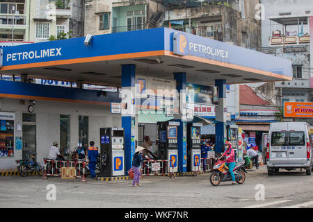 La città di HO CHI MINH, VIETNAM - 31 ottobre 2016: persone sulle strade di Ho Chi Minh City il 31 ottobre 2016, il Vietnam. Foto Stock