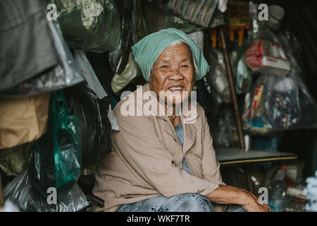 Phan Thiet, Vietnam - 4 Novembre 2016: Un vietnamita non identificato signora seduta presso il suo negozio in Phan Thiet, Vietnam. Foto Stock