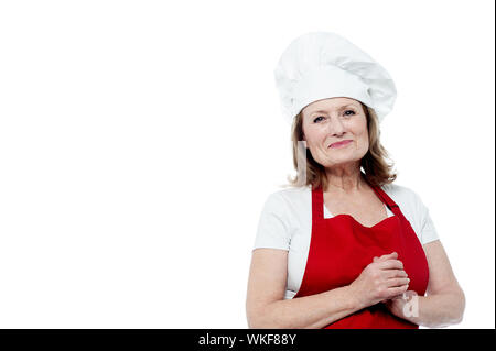 Affascinante chef femmina rosso da indossare grembiule e cappello da cuoco di colore rosso Foto Stock