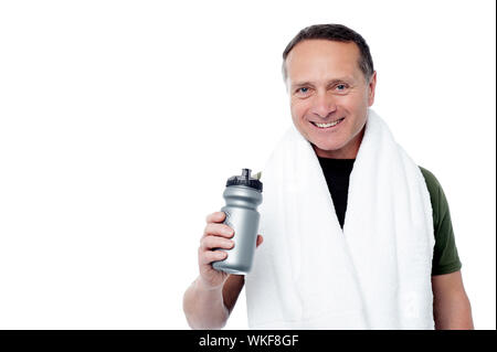 Uomo in posa di un studio isolata su uno sfondo Foto Stock