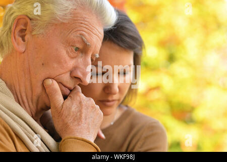 Ritratto di donna triste e senior uomo avvolgente Foto Stock