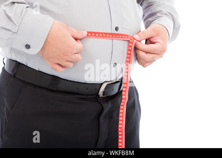 Fat business man utilizza scala per misurare il suo girovita Foto Stock