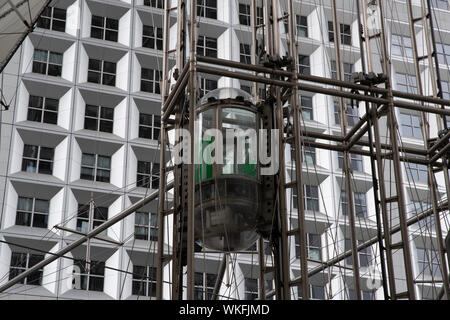 Dettaglio di un moderno edificio con ascensore Foto Stock