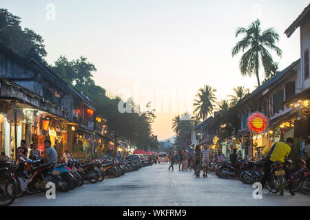 Luang Prabang, Laos - Novembre 17, 2017: strada principale della vecchia città di Luang Prabang, Laos. Foto Stock