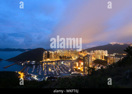 Hong Kong scena notturna con porto e grattacieli di Aberdeen, Hong Kong, in Asia. Foto Stock