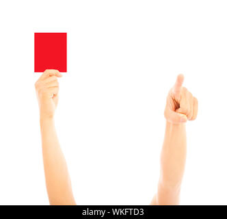 La mano di arbitro con red card e punto la direzione Foto Stock