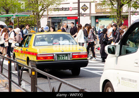 Inceppamento del traffico sulle principali crocevia di Harajuku shopping street Foto Stock