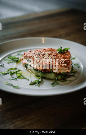 Materie vegan lasagne su una piastra bianca. Senza latte e derivati, prodotti senza glutine. Foto Stock