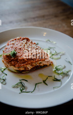 Materie vegan lasagne su una piastra bianca. Senza latte e derivati, prodotti senza glutine. Foto Stock