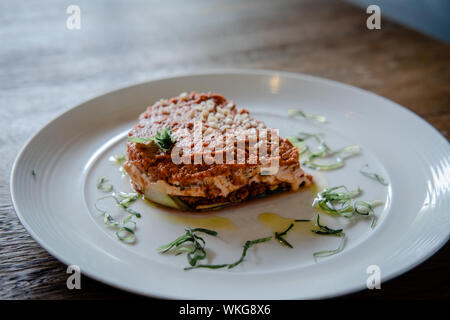 Materie vegan lasagne su una piastra bianca. Senza latte e derivati, prodotti senza glutine. Foto Stock