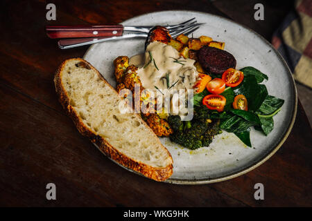 Riscaldare una sostanziosa colazione, pranzo con azienda agricola biologica di verdure al curry. Tavola di legno. Slow food concetto vivente, close up, cibo fotografia Foto Stock