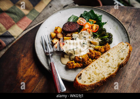 Riscaldare una sostanziosa colazione, pranzo con fattoria organica curry piccante di verdure. Tavola di legno. Slow food concetto vivente, close up, fotografia di cibo da sopra Foto Stock