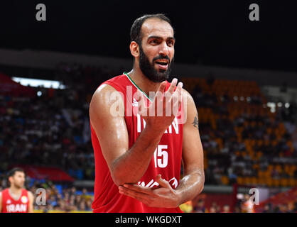 In Guangzhou, la Cina della provincia di Guangdong. 4 Sep, 2019. Hamed Haddadi dell'Iran i gesti per l'arbitro durante il gruppo C match tra la Spagna e l'Iran al 2019 FIBA World Cup a Guangzhou, la capitale del sud della Cina di Provincia di Guangdong, Sett. 4, 2019. Credito: Egli Changshan/Xinhua/Alamy Live News Foto Stock