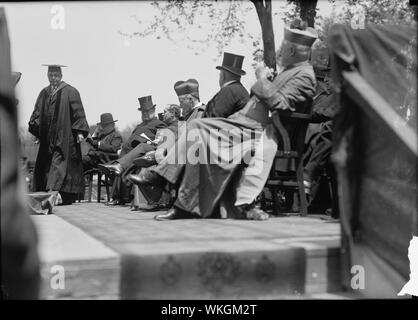 Fotografia dei dignitari su un palco all inaugurazione della statua Vescovo John Carroll presso la Georgetown University il 4 maggio 1912, tra cui il capo della Giustizia Edward Douglass White, il Cardinale James Gibbons e Presidente Alfonso J. Donlon. Foto Stock